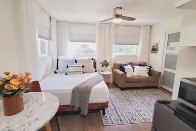 Image de Newly Remodeled Studio in between Sf and Napa!