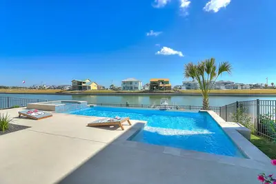 Image de Gorgeous waterfront home with private pool & hot tub, dock, kayaks & shared pool