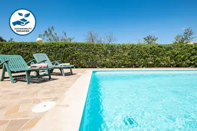 Image de Amazing Location, 2 Bedrooms, Communal Pool And Garden Area Wifi & A/C