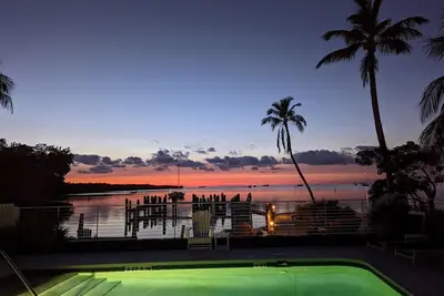 Image de New~Pools~Dock~Bikes~3 King Beds~Kayaks~Ev charger