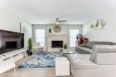 Image de Reston New Bright, Airy Home w\/ In Ground Pool & Grill