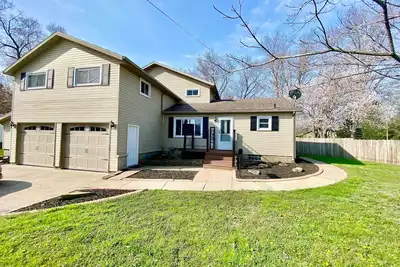 Image de Large home with yard, 7 bedrooms, and lots of living space
