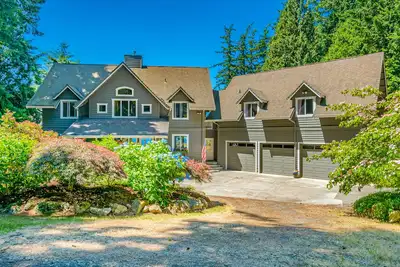 Image de Dog-friendly getaway with stunning ocean view, spacious deck, hot tub & rec room
