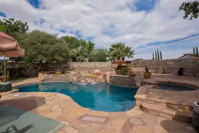 Image de Incredible home with custom pool and fountain