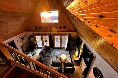 Image de New! ! ! Grand View -- Rustic Ridge Chalet, hot tub, river view, privacy