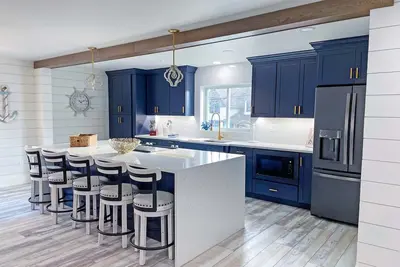 Image de Gorgeous Mystic Vacation Home with Indoor Pool. 4 min walk to drawbridge
