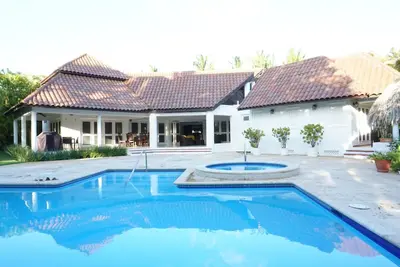 Image de Tropical Luxury Villa 2 min to Minitas Beach!
