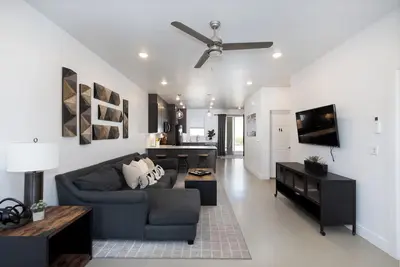 Image de 4 bedroom Townhome-Sleeps 16-Pool Hot Tub+Pickleball+quiet location