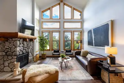Image de New All Seasons Retreat- 2br+Loft 3ba-Upscale Design, Gorgeous Open Spaces