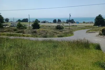 Image de Great location on a 9 hole, golf course, short walk to the ocean.