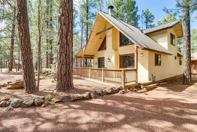 Image de 9 Mi to Rainbow Lake: Woodsy Pinetop Cabin w/ Deck