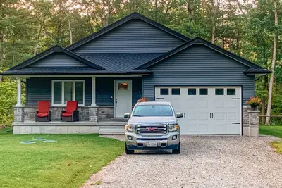 Image de Grand Bend Getaway Cottage | Hot Tub & Relax by the Beach | 6Bed+3Bath