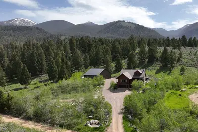 Image de Cozy Large Cabin with hot tub and skiing and hot springs near by! Trails galore!
