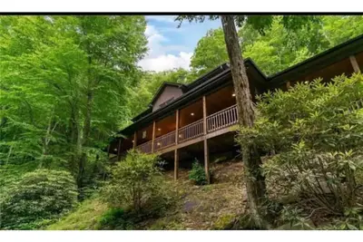 Image de Asheville Mountain Cabin! Spacious Porch Hot Tub Trail Cascades 7 Wooded Acres!