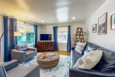 Image de Charming Bungalow - King Bed, office setup