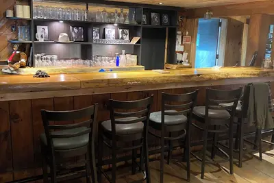 Image de 7 Rooms in Historic Lodge with Bistro and Cocktails. Over 21 Property.
