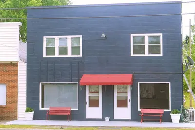 Image de Newly remodeled building in a quiet neighborhood next door to a park.