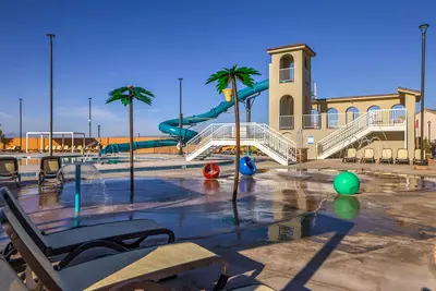 Image de Brand New 3 Br Home / Sleeps 14 / Pickleball/ Water Park
