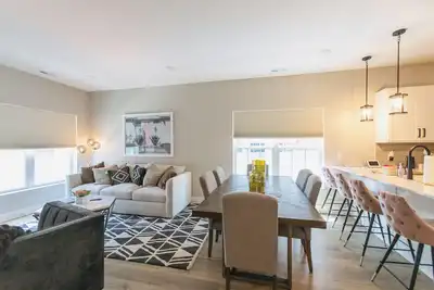 Image de Stylish Pristine New Townhouse with porch and rooftop deck- 5 min from downtown!