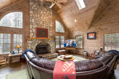Image de Authentic Log Cabin in Convenient Location