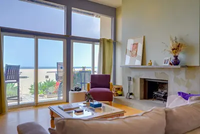 Image de Sunsets and sweeping views, sliding doors open to the sand