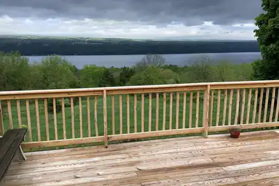 Cheerful 2 Bedroom lake view flat on the Seneca wine trail