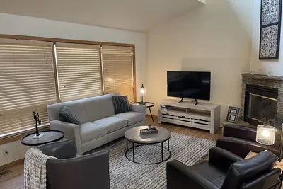 Image de Contemporary Townhome on the Golf Course - Sleeps 6