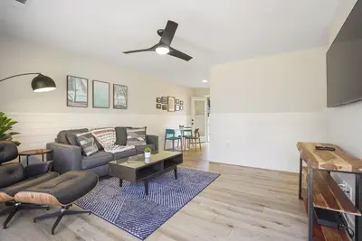 Image de Modern Coastal Retreat - Walk to Dinner - Bike to Beach & Shem Creek
