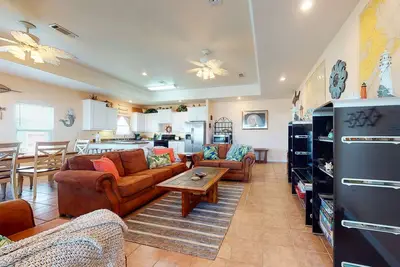 Image de Adorable beach-themed getaway with deck, lower patio, hammock, & fast WiFi