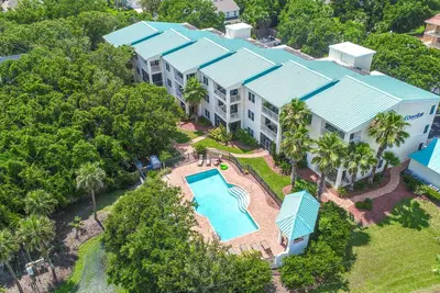 Image de Beautiful and spacious condo close to the beach w\/shared pool