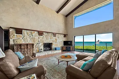 Image de Spacious seaside oceanfront home w/private outdoor pool, gas grill, great views
