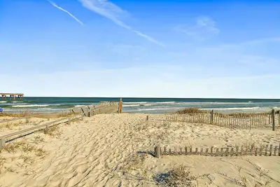 Image de Wonderful home steps from direct beach access with W\/D & pool - dog-friendly