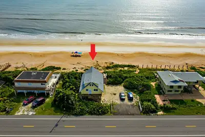 Image de A-frame beach house steps from the ocean with deck & central Ac