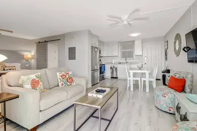 Image de Beautiful, Remodeled Condo! Short Walk to Beach! Free Parking & Over $100 of Free Daily Activities!
