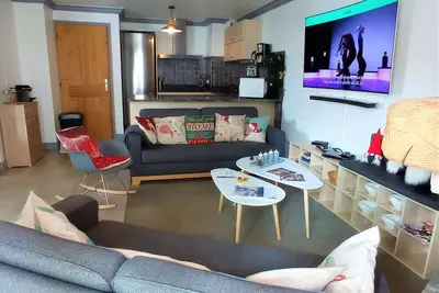 Image de Appartement rénové chaleureux et moderne, 120m², 10-12 pers, accès direct aux pistes, stationnement inclus