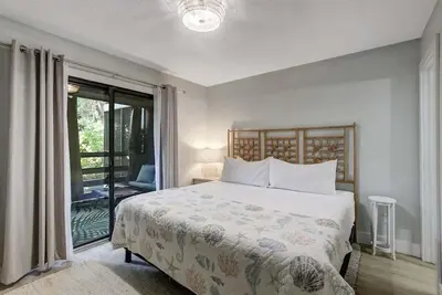Image de Central Location: Pool, Minutes to Shops & Beach!