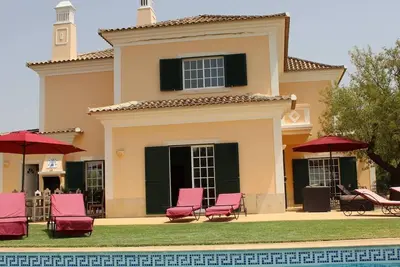Image de Villa avec piscine avec jardin méditerranéen en permaculture et barbecue.