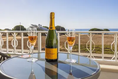 Image de Luxury 2 bedrooms Apartment with frontline Sea Views Close to Beaches