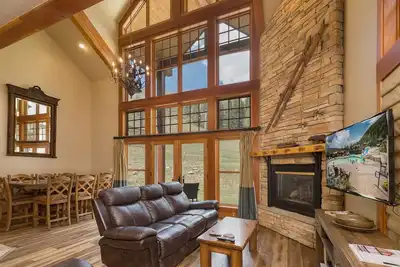 Image de Pet Friendly Elkpoint Townhome - Ski in/Ski Out - Best Location - Arcade Game