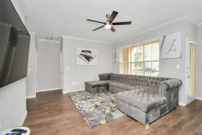 Image de Designer Themed 2 Bedroom Gem by the Galleria