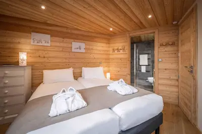 Image de Chalet, à 200m des remontées, vue montagne, sauna, balcon, parking, télévision, casier à ski, 250m²