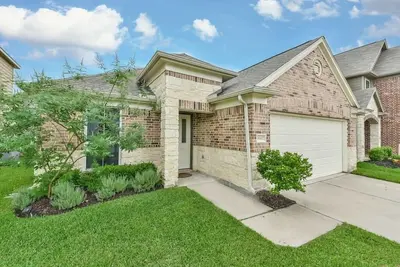 Image de Neighborly private home sleeps 6 with a fenced yard, fast WiFi, workspace, and ample parking + 2-car garage—near Katy & Energy Corridor. Includes a primary king ensuite and soaking tub.
