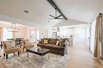 Image de Charming private home sleeps 8 with fenced yard, fast WiFi, smart TVs, large kitchen, and ample parking + 2-car garage—near the Heights & Downtown. Features a primary king ensuite for added privacy.