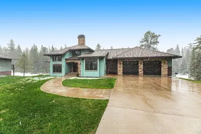 Image de Beautiful home w/private hot tub, poker table, pool table, WiFi, sauna, firepit