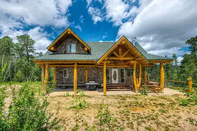 Image de Custom cabin on 10 acres with firepit, wood stove, game room & forest views