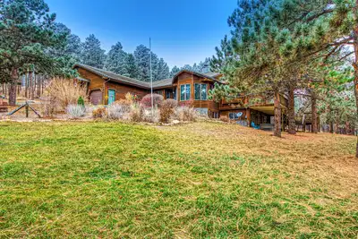 Image de Rustic Black Hills home in secluded location w/sauna, fireplace, private hot tub