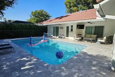 Image de 4 Bd Paradise In Sunny Fl With Private Pool.