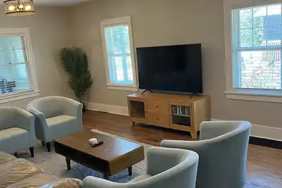 Image de Large Beautifully Renovated 4-Bedroom Home 5 minutes from Downtown & the Zoo!