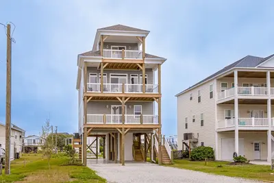 Image de Ocean-view island dream home with elevator & 6 balconies - walk to beach access