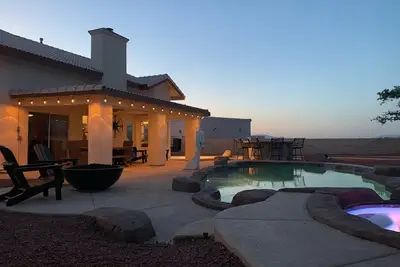 Image de New! Desert Lux Oasis Large Pool Spa Bbq Fire-Pit